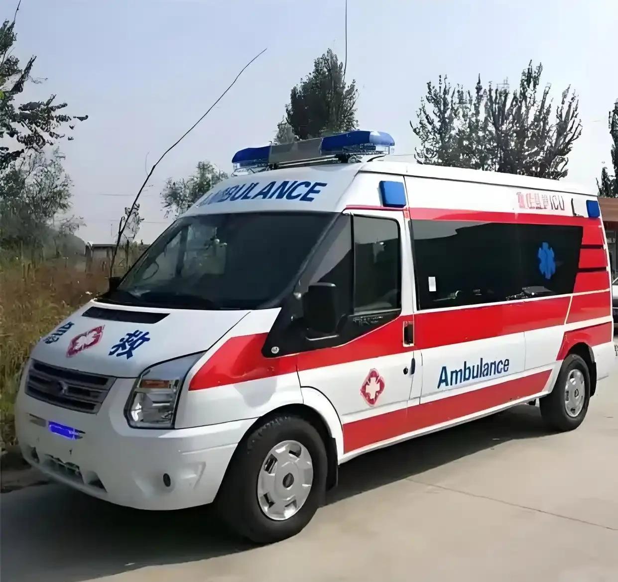 河南，男子在医院开急救车，有13年了，工资8000左右，在特殊时期，他被医院评为