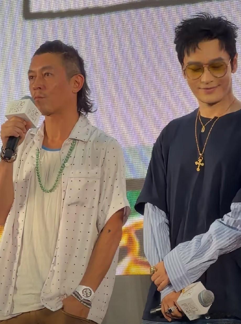 黄晓明台上动作有些嫌弃陈冠希的意思，跳过陈与别人打招呼，陈也感觉到了吧，气氛很微