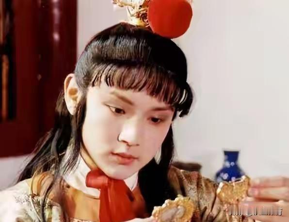 欧阳奋强卸完妆，剧组没人敢认他。你以为贾宝玉是选了个美男子来演。错了。造型