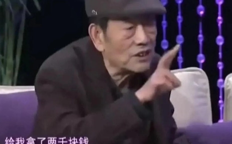 有一年央视春晚彩排，赵本山还没啥大名气，被安排跟相声老艺人杨少华挤一间房。夜聊中