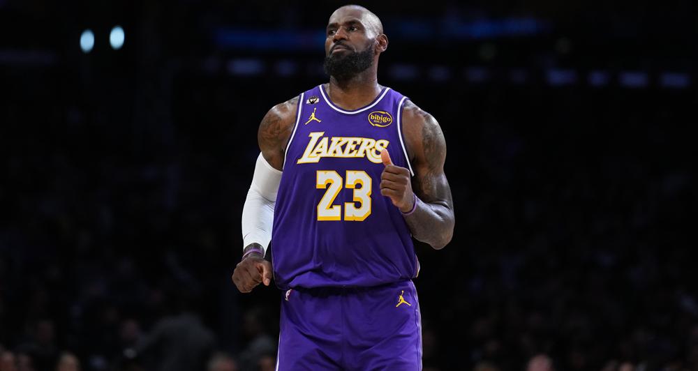 詹姆斯团队消息人士向ESPN透露，湖人队在续约过程中的沟通方式，是勒布朗决定离开