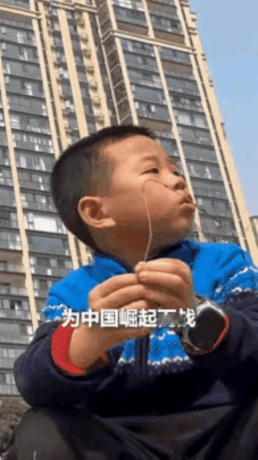 谁懂啊！四川9岁男孩火炸全网，央视新闻直接转发点赞！一段无剧本、无剪辑的街头偶遇