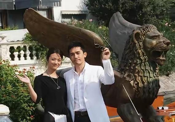这是2007年威尼斯电影节，电影《色戒》的男女主角梁朝伟和汤唯的合影。不得不说汤