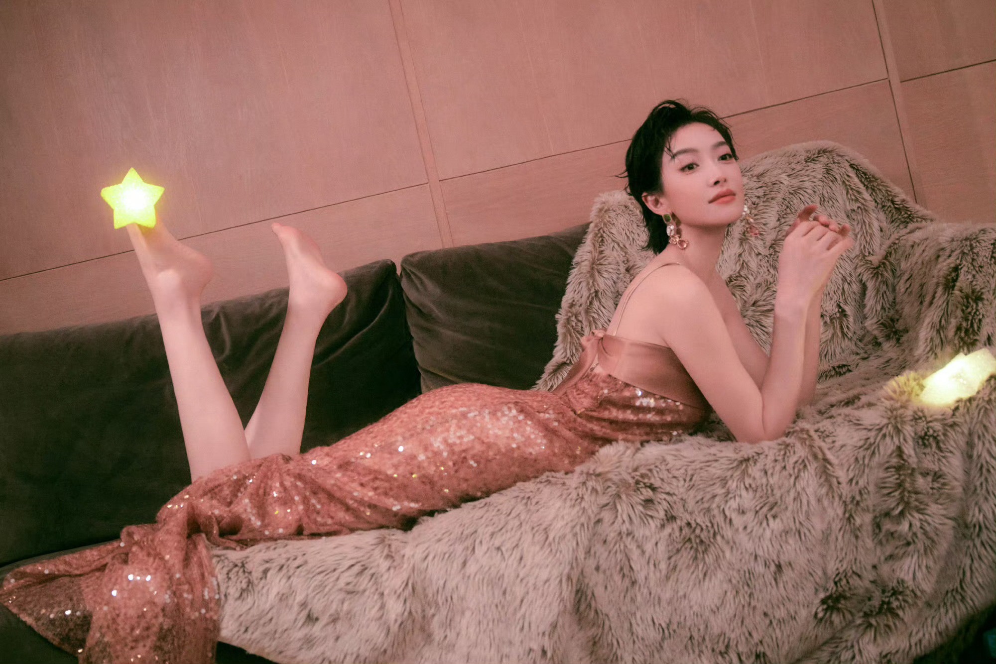 宋茜下个月可能是光头宋茜这是认真的吗？不过宋茜金鹰女神吊带裙光脚美腿，是心动的