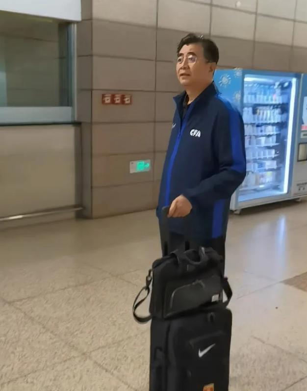 四大赞助商一旦撤资，没人给钱了，足协这次真要揭不开锅了。国人改变不了国足，但可