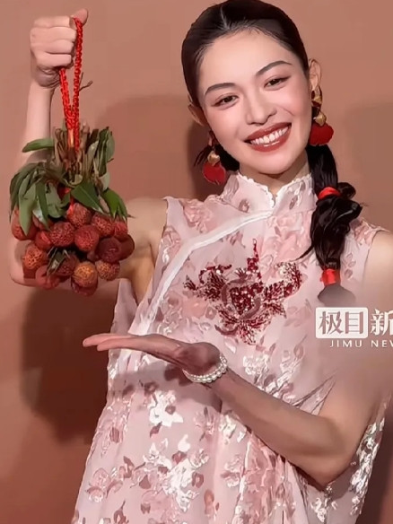 钟楚曦拎着岭南荔枝走红毯，她跟荔枝真配真协调啊，都那样甜美。原来她出生广州，广州