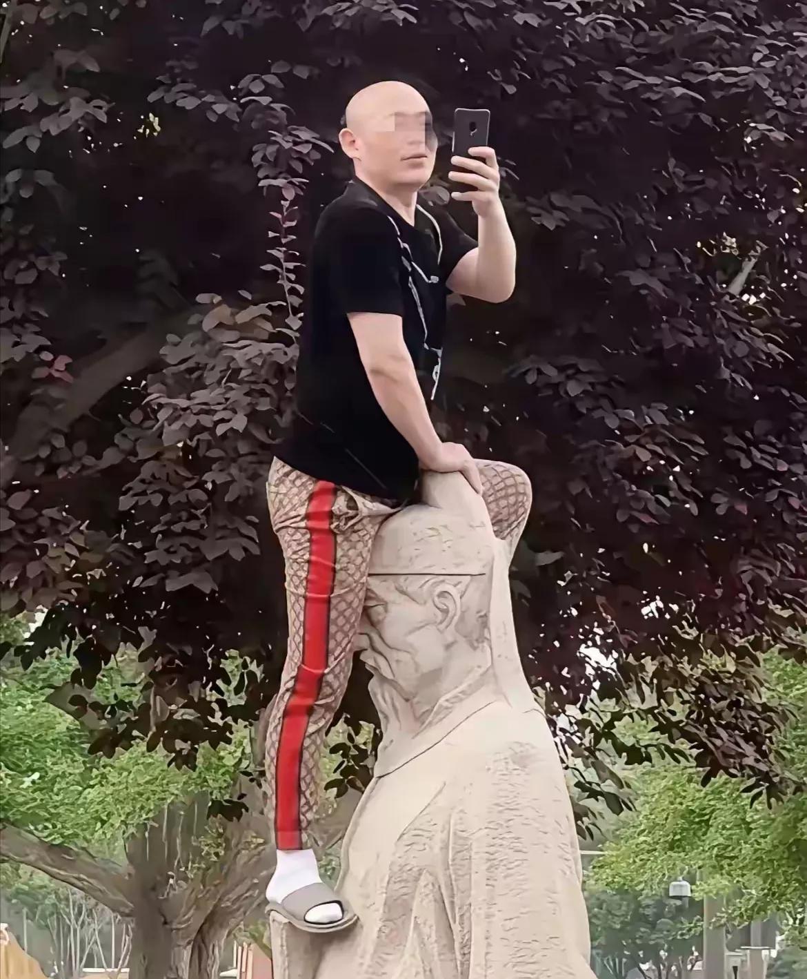 抬头顶裤裆，低头思故乡？西安大雁塔北广场，这位光头哥火了！只见他骑在李白雕塑头
