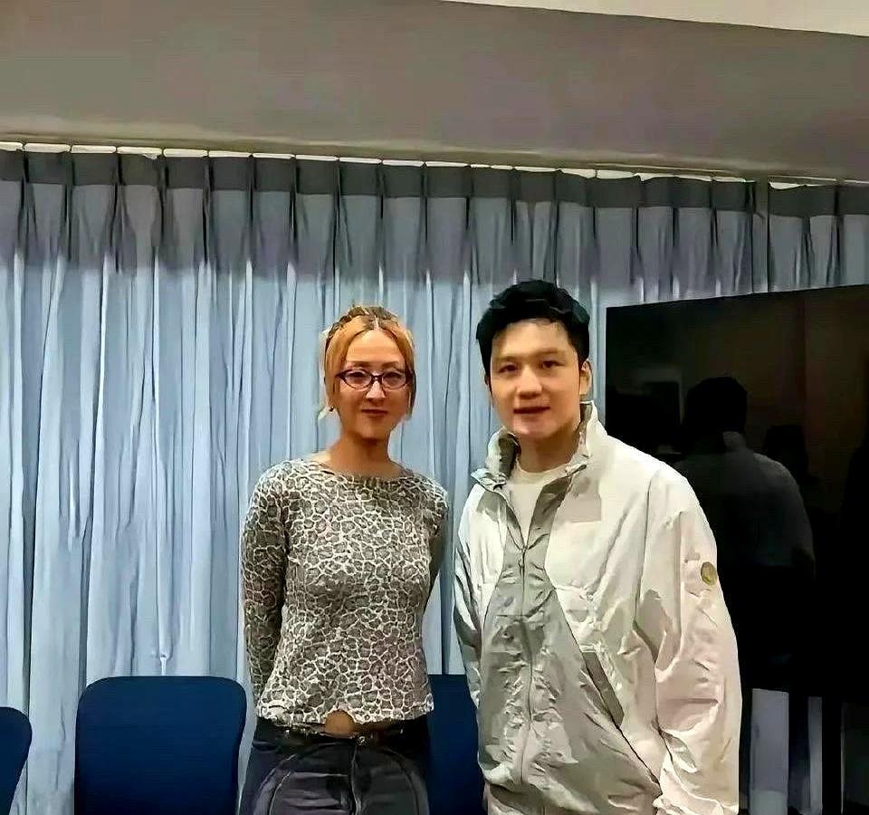 你以为徐濠萦“不会穿”，穿件“半成品”出门？大错特错！你骂她品味差，嘲笑那条