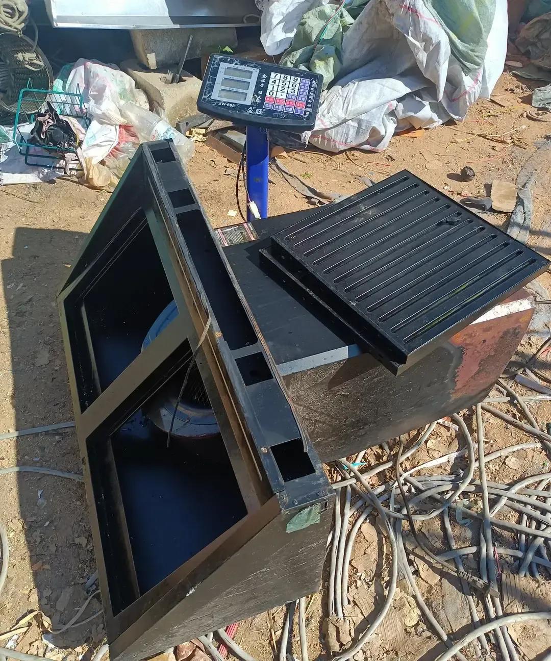 我刷到个视频，博主拉着旧冰箱和抽油烟机跑三家废品站，就为了多卖三十块。第一家只