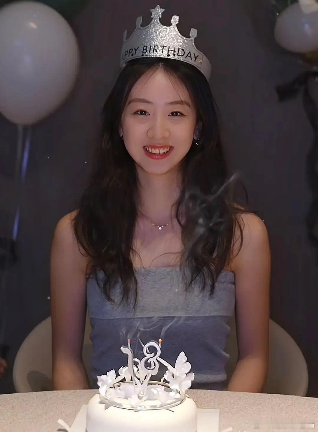 田亮晒女儿开车带他们去看电影，18岁森碟好厉害，高考完马上就拿到驾照了，小姑娘系