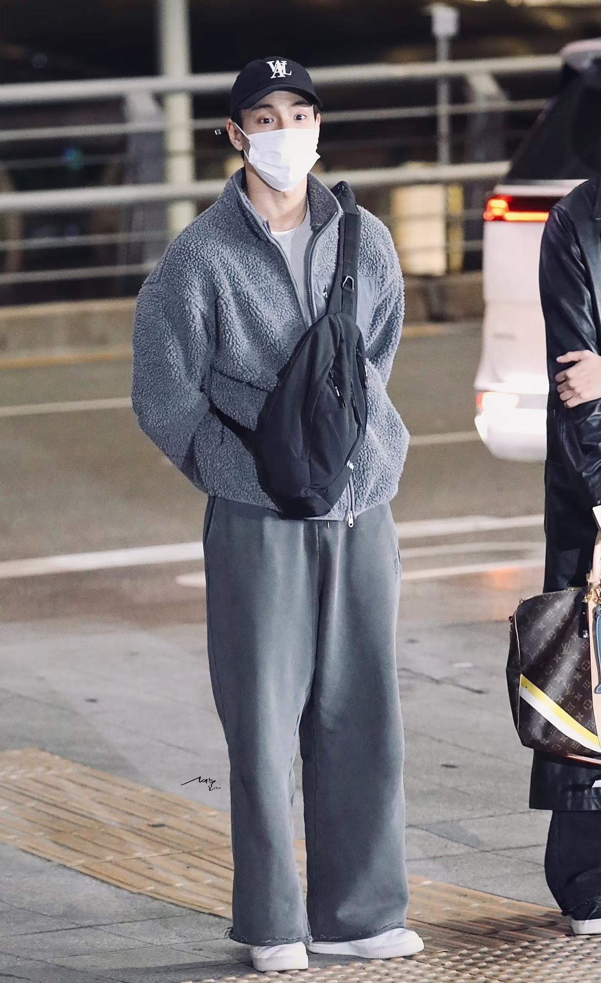 宝宝灰🤤🩶孙贤佑烟灰色