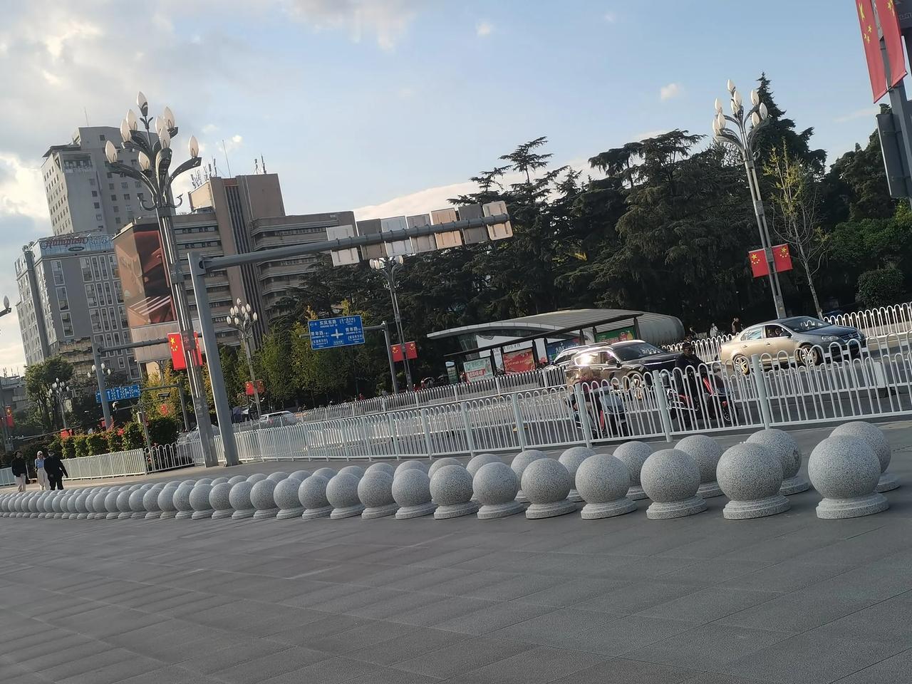 这些路上安装摆放的主要原因还是昆明气候条件好，特别适合骑行，昆明当地的出行习惯。