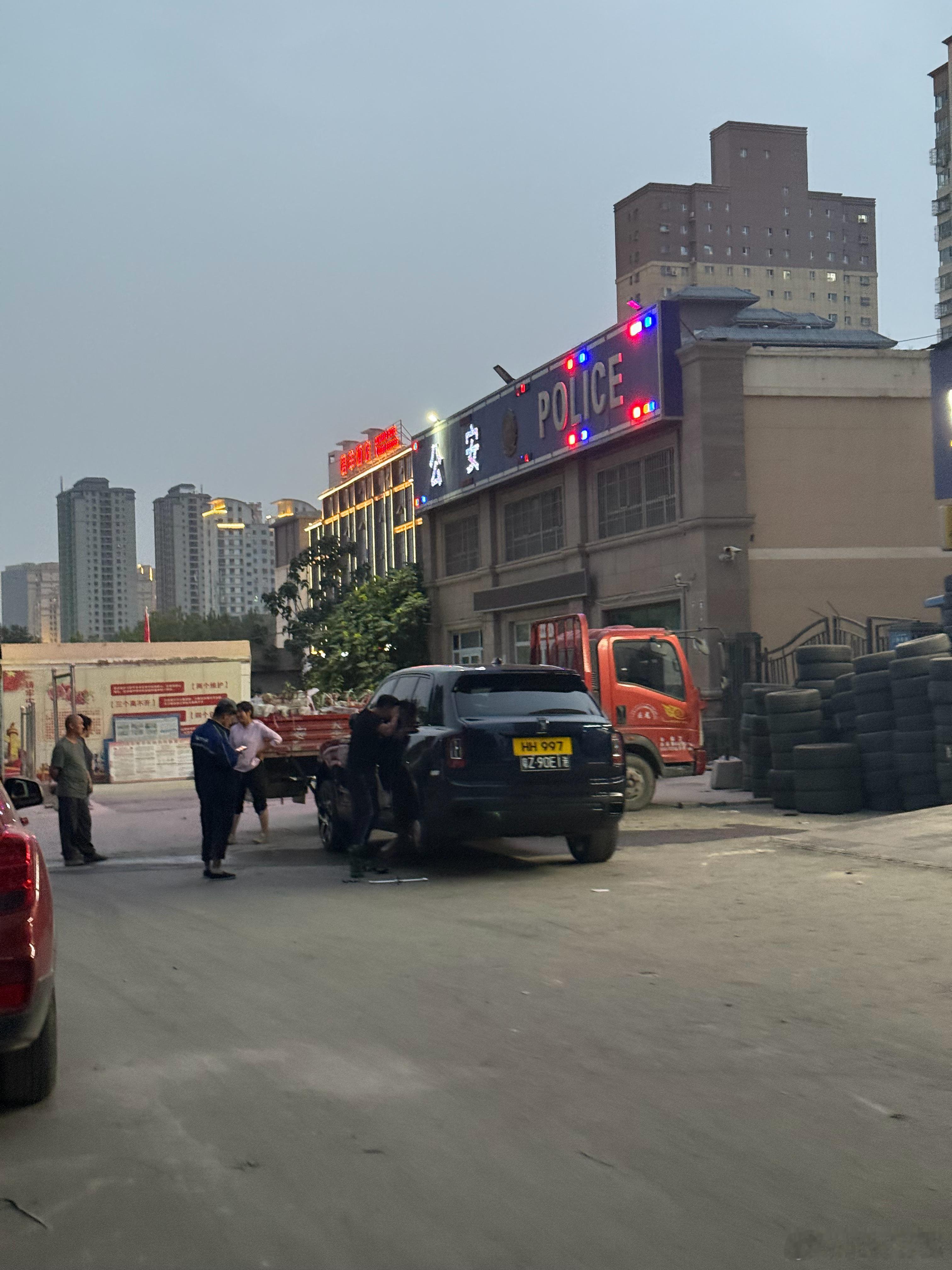 啊？不是？在祖国的最西边，看见了两地牌的库里南？​​​
