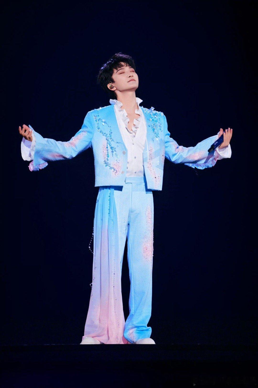 周深紧急叫停演唱会笑料名场面！唱跳正带感三句就嘴瓢，周深当场中气十足喊“太过分