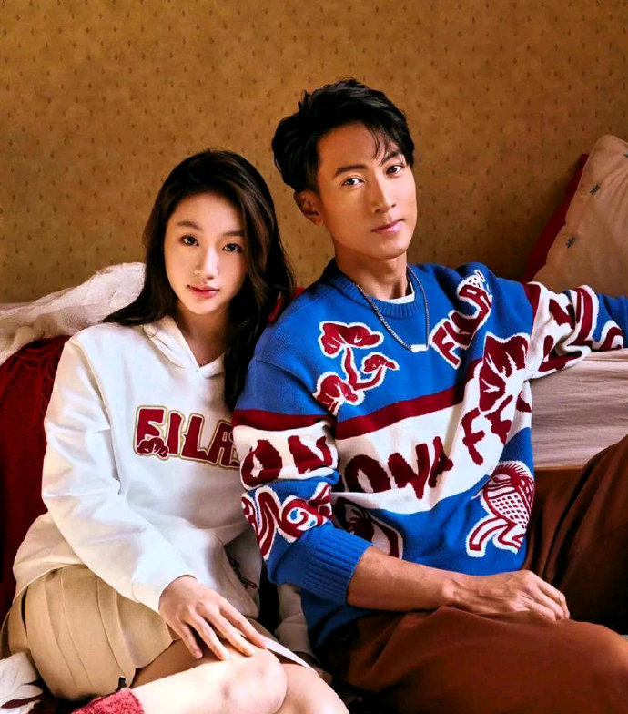 吴尊和女儿新年合影，只有女儿长大了，但是老爸还没变！​​​