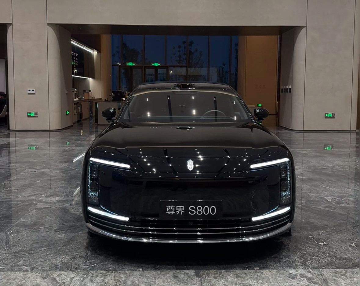 尊界S800纯黑颜色、深色内饰太尊了，等我再年长几岁希望能拿下[哭哭]​​​