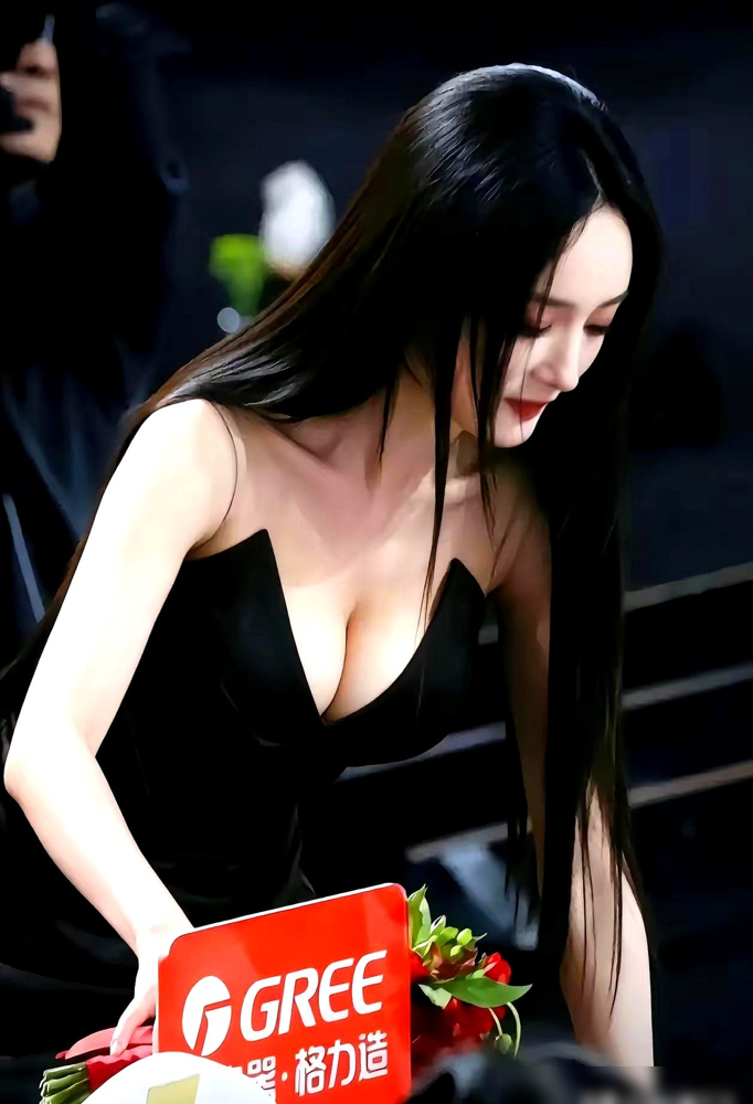 一组生图砸下来，三天播放量直接干到15亿。杨幂穿着件黑色抹胸裙往那一站，锁骨像刀刻的，肩颈手臂的肌肉