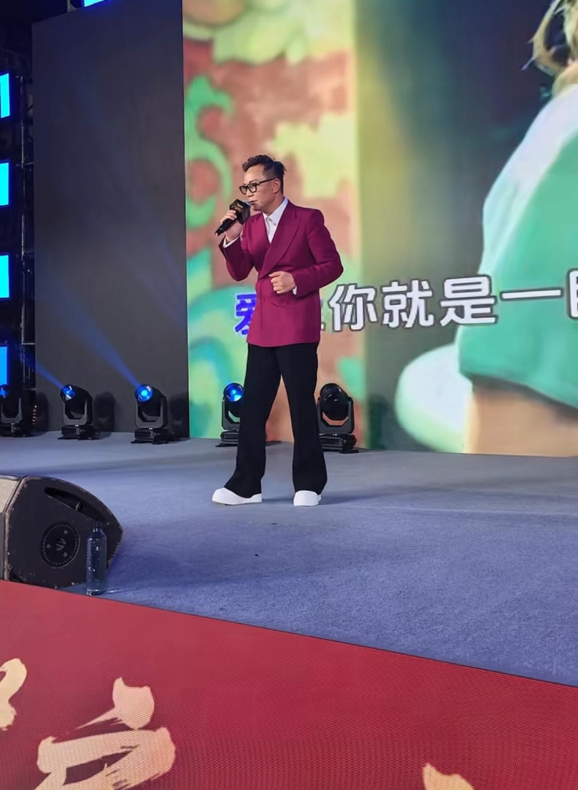 前上海首富周正毅搞的线下活动也不行啊，居然亲自献唱歌曲，65岁还这么卖力，看来其