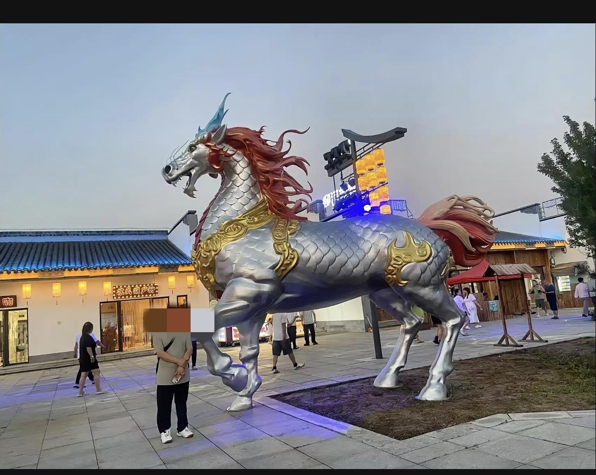 今天早晨有人打电话，约我出去旅游。其实我不想和别人一起旅游，总觉得有些拘束，有时