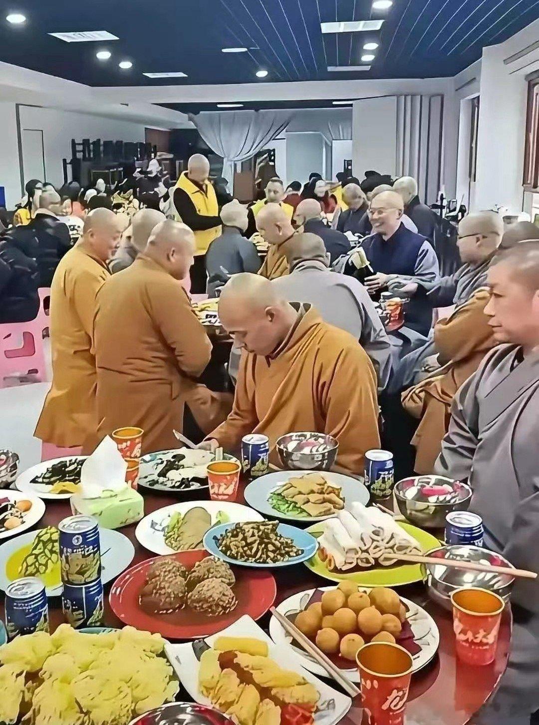 以后我可不会再进寺庙了，你看看这情景