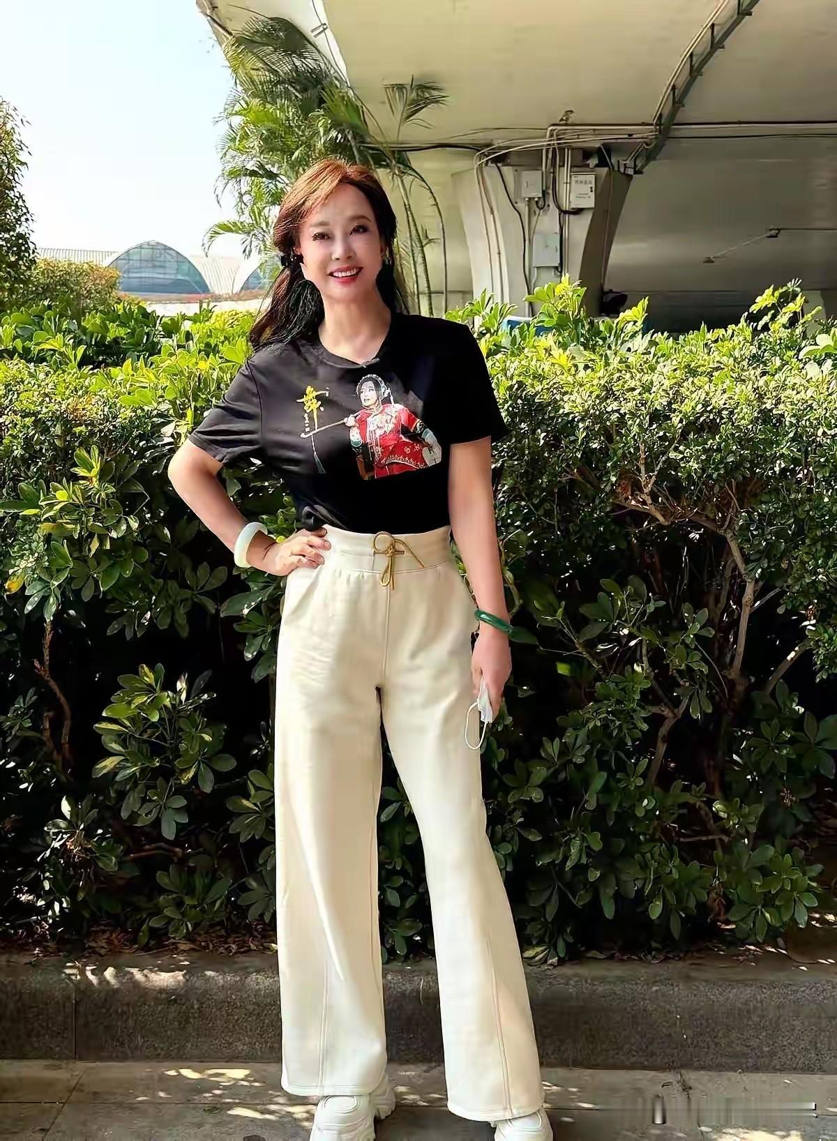 刘晓庆这到底是有多缺钱啊？眼瞅着马上就要过年了，都已经75岁刘晓庆不是在忙着拍短