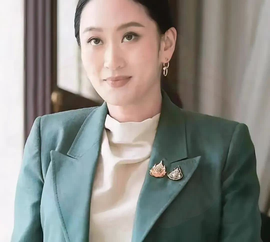 最新民调：佩通坦应该辞职！根据泰国最新民调显示，佩通坦应该辞职，38.92%支持