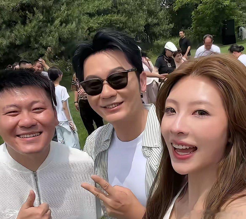 李晨小18岁的妹妹大婚！这场婚礼太豪横了，李晨妹妹真容曝光，一看就很欧美风，发小