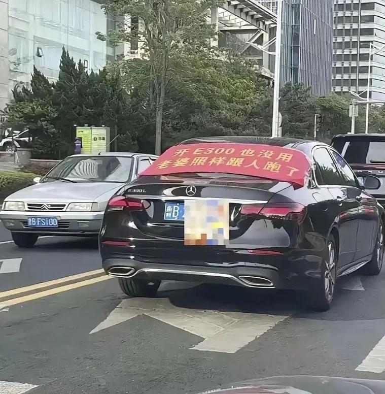 真相只有一个这个男人在钓鱼