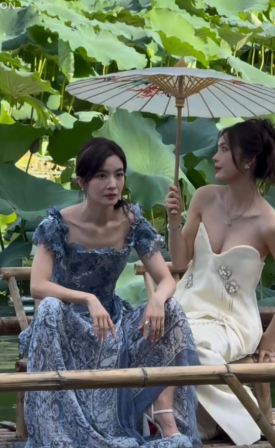 就爱看晟晟这么坐！不仅气场拉满而且对盆骨好，大家也要学起来～​​​