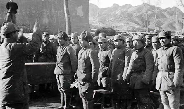 1942年，70多名八路军在寺庙里休整，一个战士半夜小便，突然睁大眼睛，高喊："