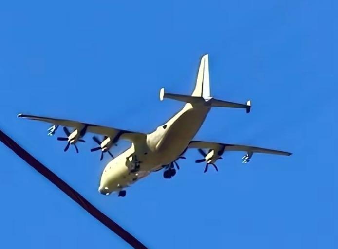 传说中的国产C-130炮艇机，机身中部两边各有一门大口径机炮，机翼外端有两个武器