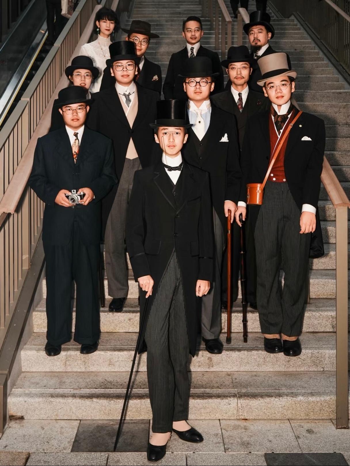 偶然看到沪爷发的这个“绅装聚会”，没有任何不敬单纯是疑惑，这个英式礼帽绅士装如果