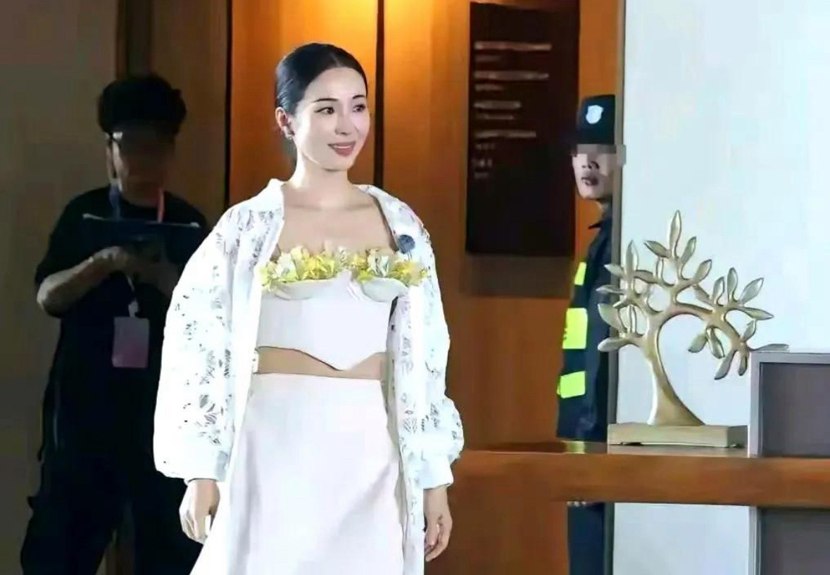 现在衣服也讲究环境保护了吗？好莫名其妙的礼服​​​