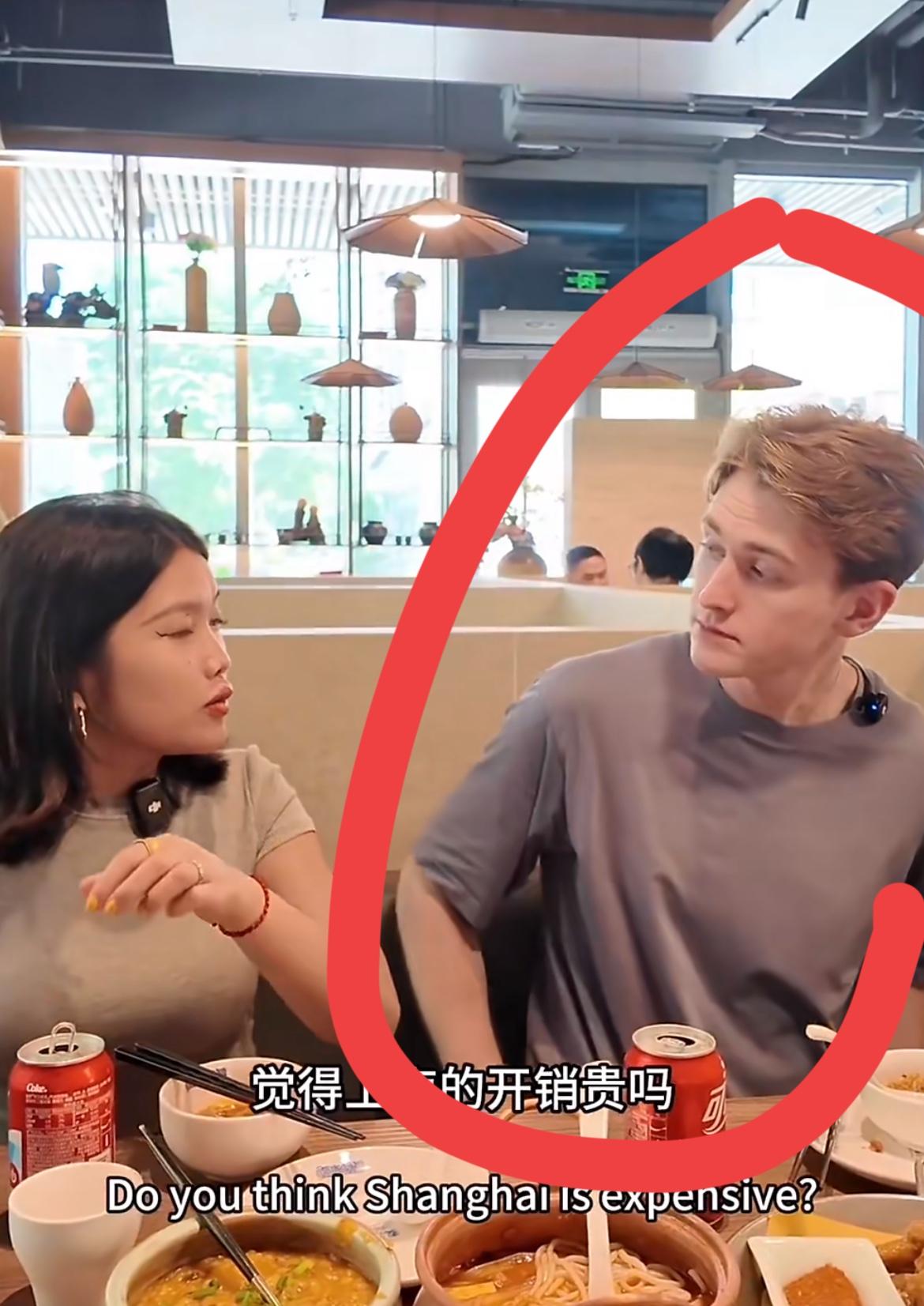 复旦大学的美国留学生王水牛说，中国很好，很安全，科技发达，美食诱人，这应该是所有