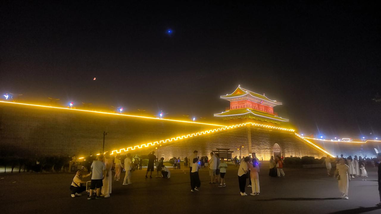 用火票霸占座位，也是一种霸凌。两个女孩为了舒服买3张车票的做法，实在让人气愤