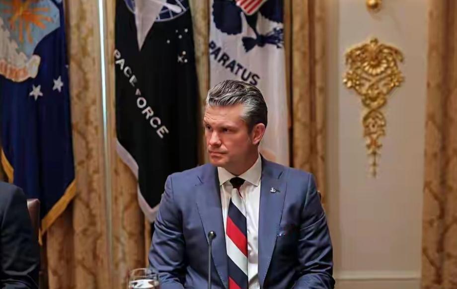 美国战争部部长赫格赛斯，带了一条三色领带，结果就让很多西方的网友破防了！最近