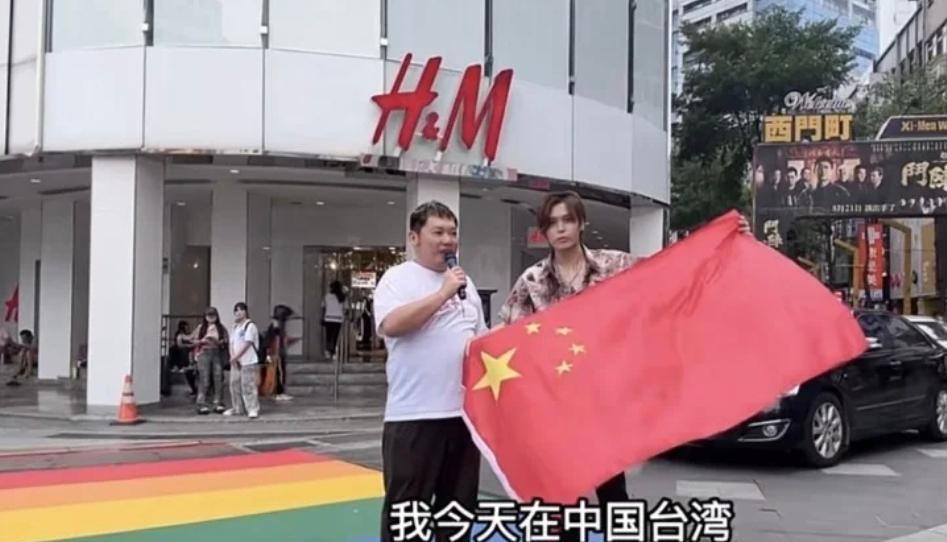 产经新闻今天（8月31日）报道：“台湾移民署25日宣布，已将两名在台北悬挂中国国