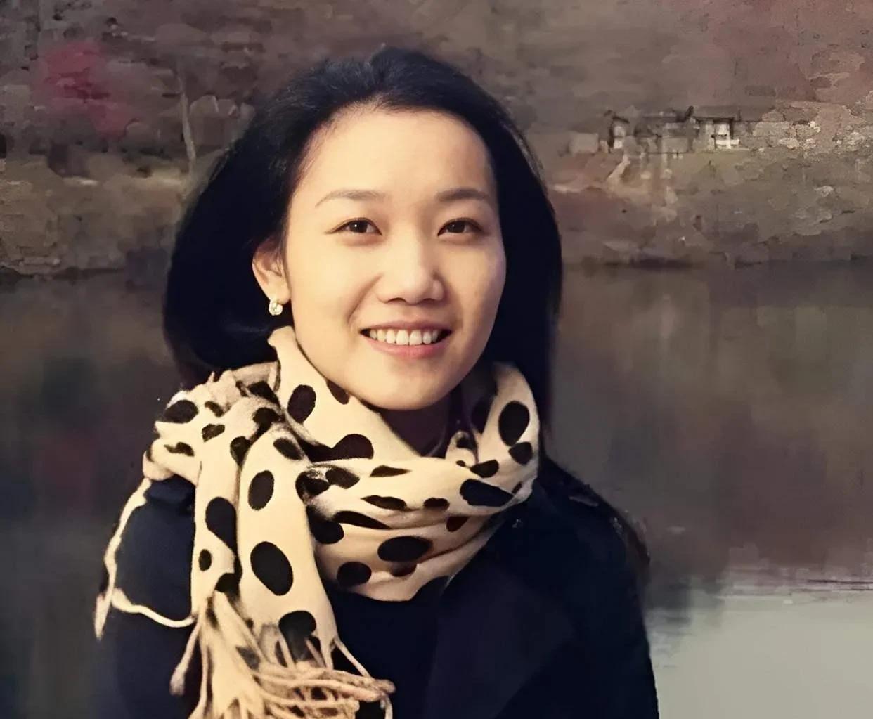 90年代，马云的妻子张颖满面笑容，在围巾的衬托下，她很有气质，很符合成功人士的气