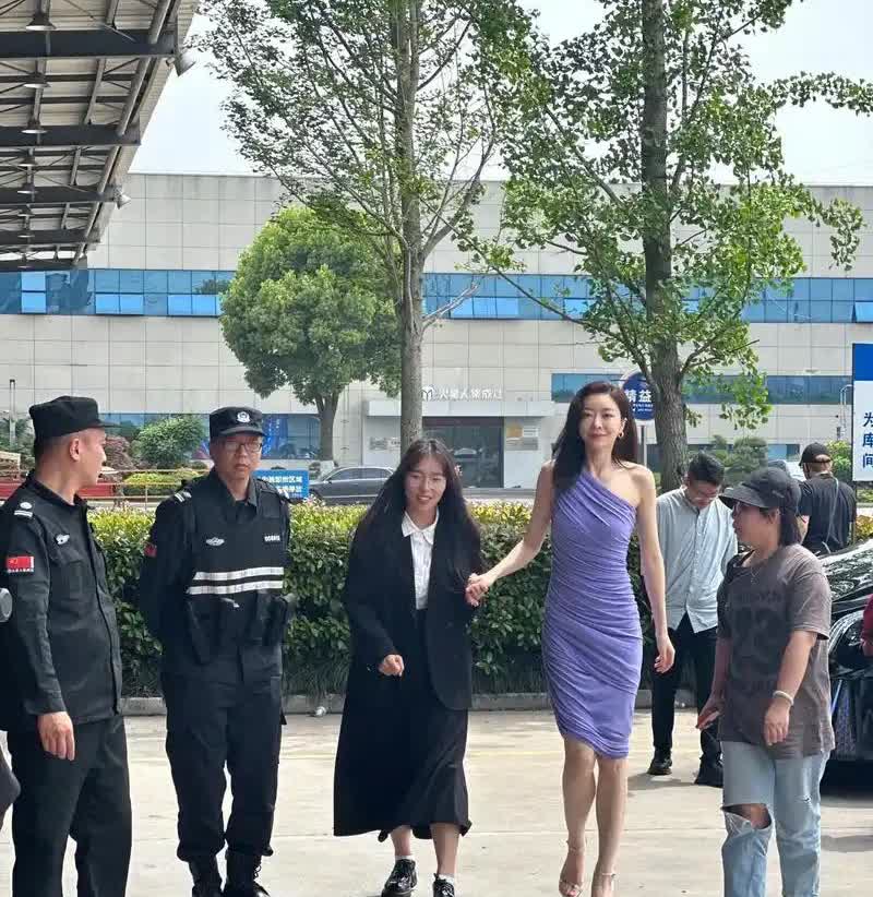 那年，熊黛林打扮的漂漂亮亮的陪郭富城逛街，郭富城看了她一眼却破口大骂：失心疯啊穿