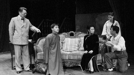 1948年上海机场，高官父亲苦求女儿登机去台湾，女儿死活不肯：我要等丈夫，结果这