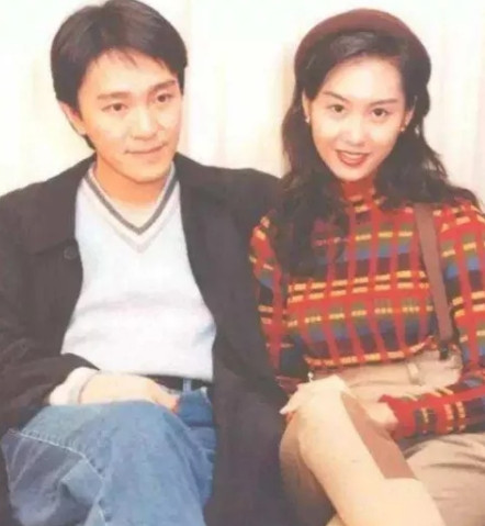 1995年，朱茵去酒店探班男友周星驰，准备给他个惊喜，可房门紧锁，敲了5分钟周星