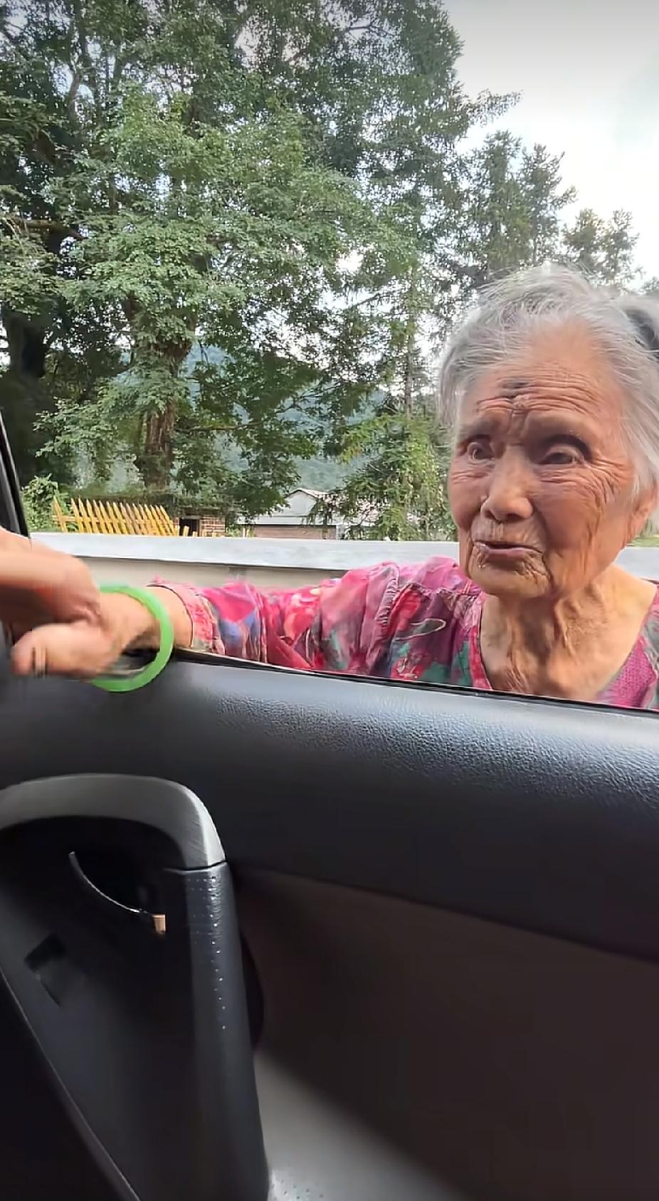 男子正要开车离去，白发老人扒住车窗，说出的一句话，却让男子瞬间泪目了。湖南的