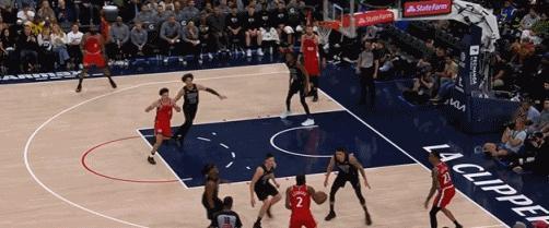 我反复回看录像，哈登那个传球，根本不是传给人，而是传给2秒后的空位。当时快船进