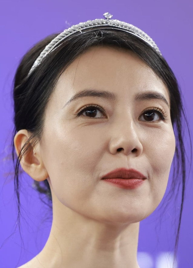 45岁的高圆圆，真的是所有女人提了个醒。无论你身材多好，长得多漂亮，也别轻易