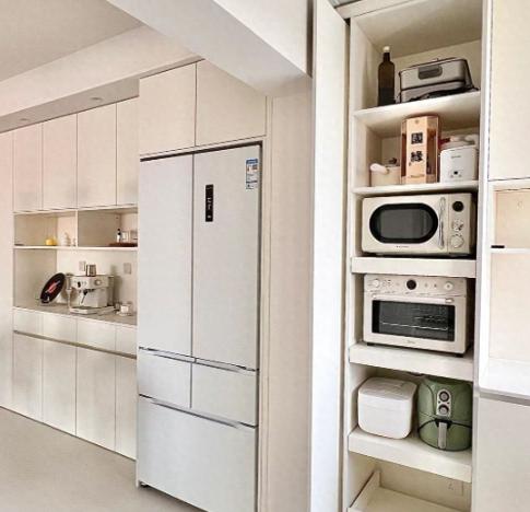 我姐家装修，光柜子就花了20万。满墙电视柜、餐边柜、阳台储物柜……她觉得这下东西