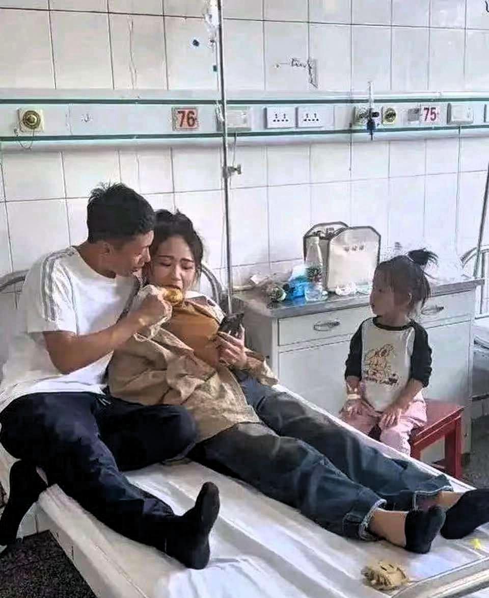 心酸，一男子给医院病床上的妻子送饭，红着眼眶跪地说“我们回家吧，家里没钱了”，妻