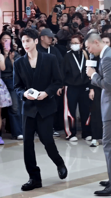 哪个明星都会羡慕罗云熙拥有这么给力的粉丝吧！正中间对着罗云熙的那几个珠光宝气的姐