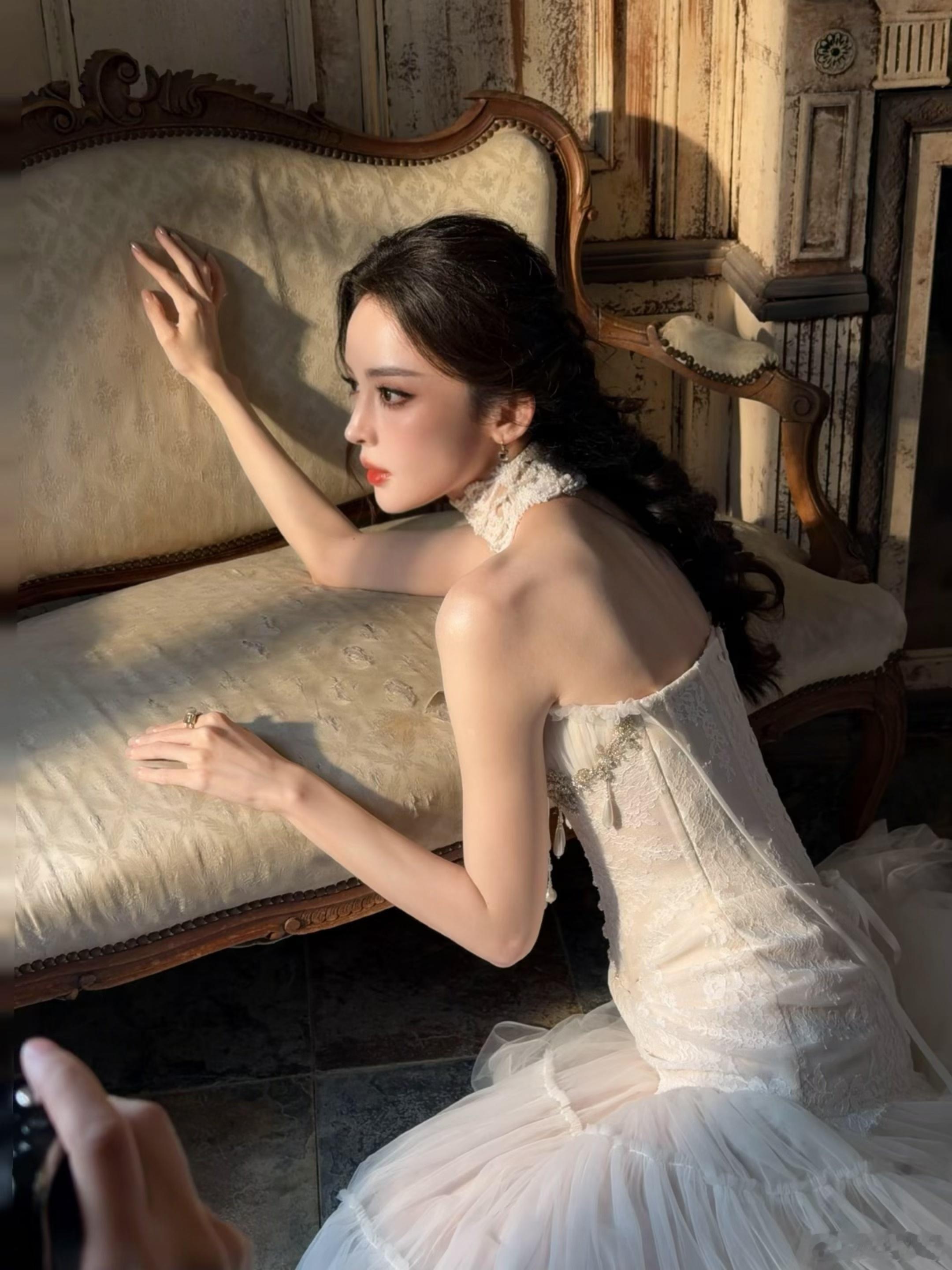娜扎白月光礼服优雅知性简直是最合适的形容，也不知道上帝给娜扎关了哪扇窗，一整个惊
