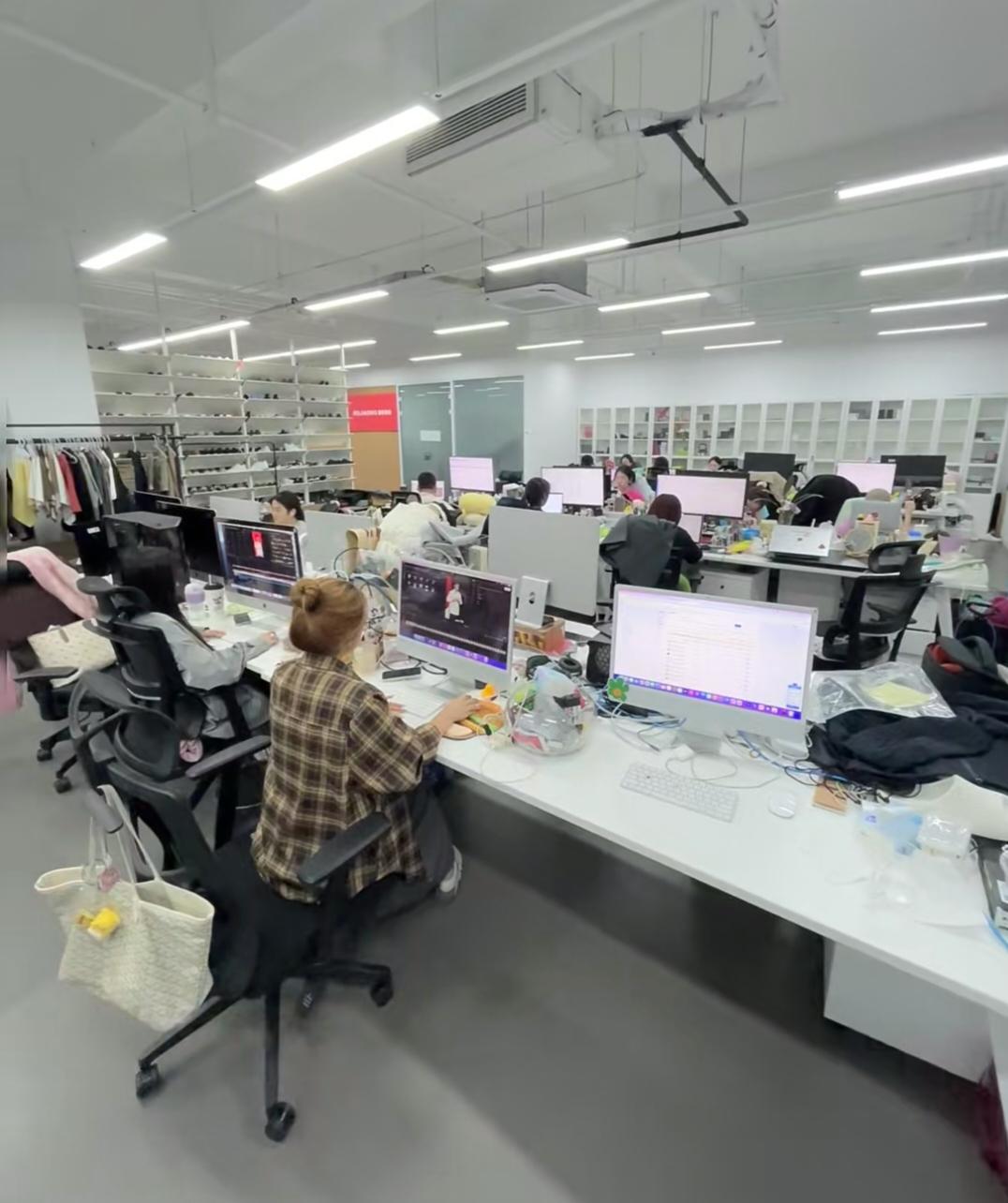 为什么唯独咱们中国，电商彻底干趴了实体店？同样的东西，网上200，商场500你