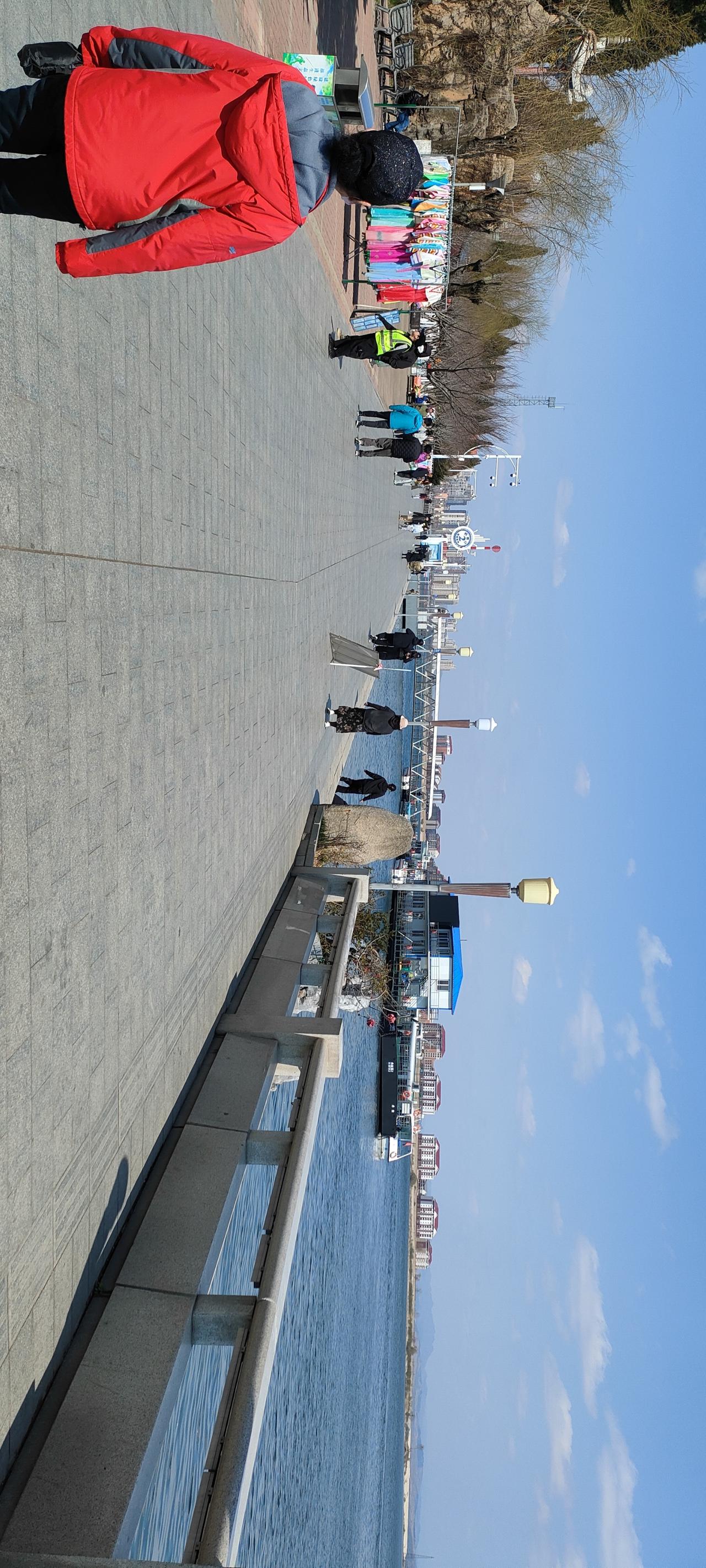 漫步海滨长廊，享受阳光与海风